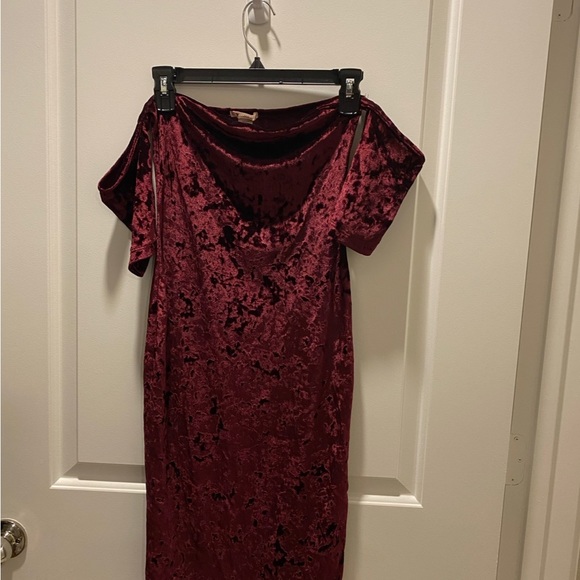 Burgundy crushed velvet off the shoulder dress - Picture 3 of 7